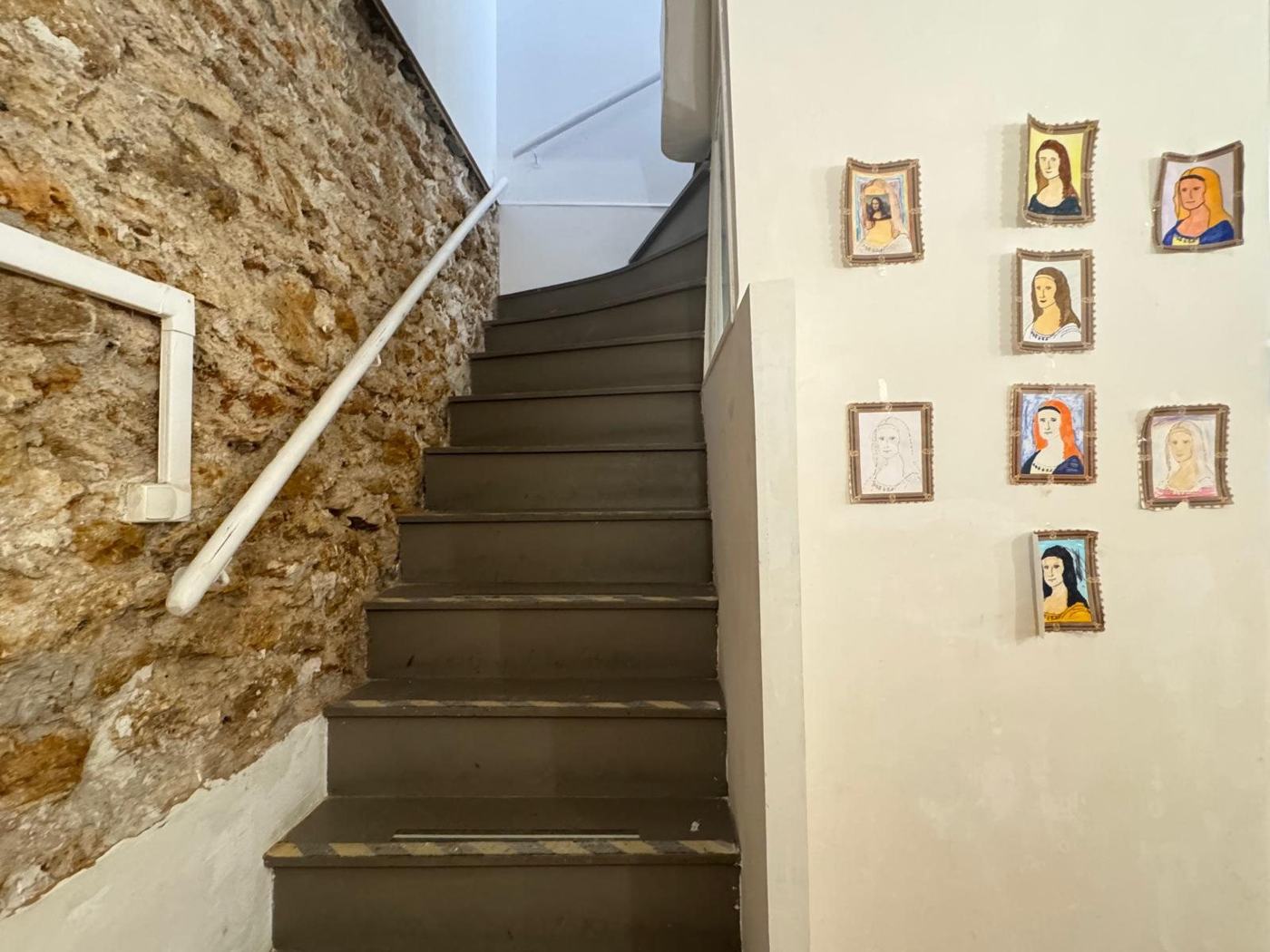 Escalier intérieur en pierre apparente du local loué