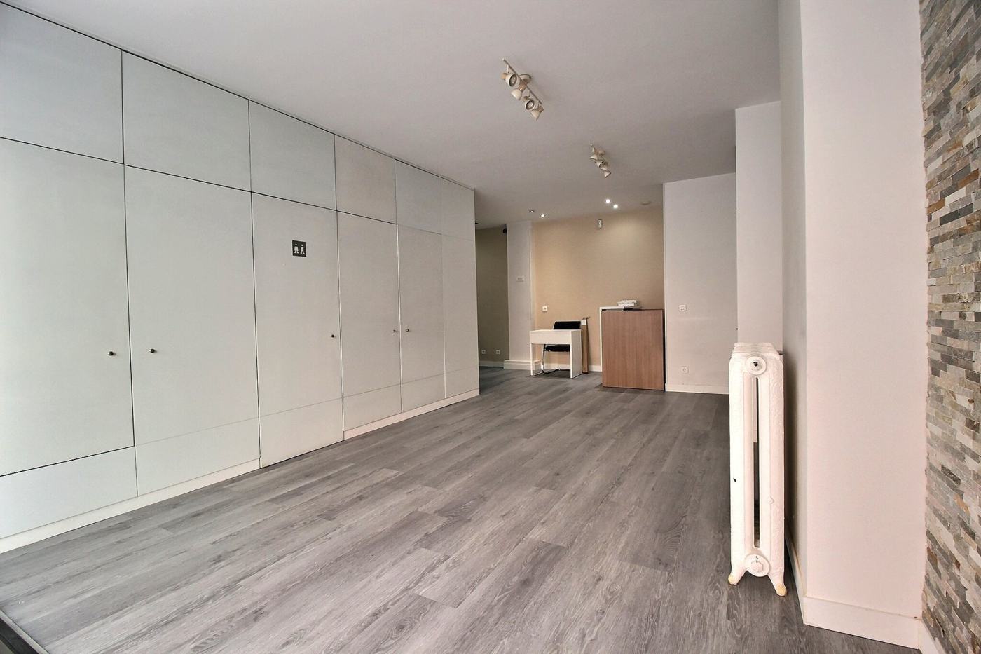 Espace ouvert avec rangements intégrés, local libre